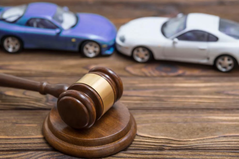 Factors to Consider When Hiring a Car Accident Lawyer