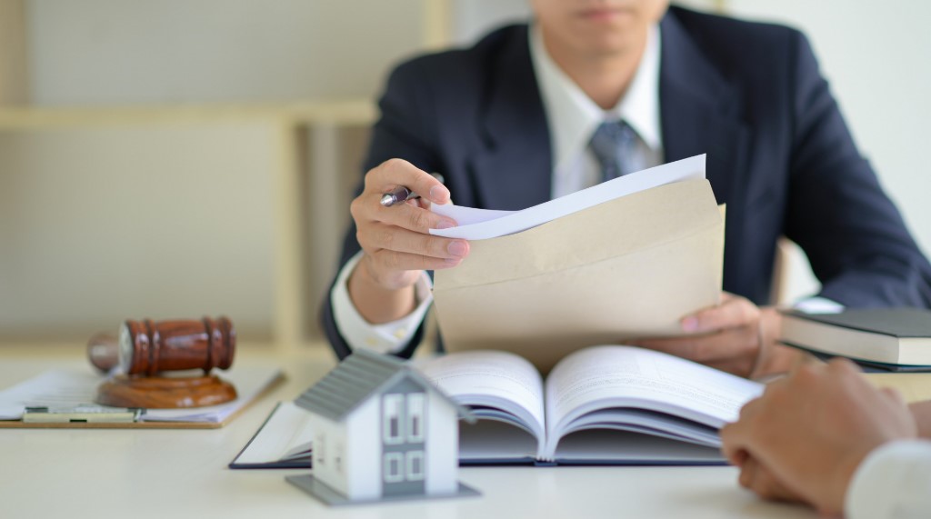 Top 6 Situations When You Should Hire a Real Estate Lawyer When Buying a House